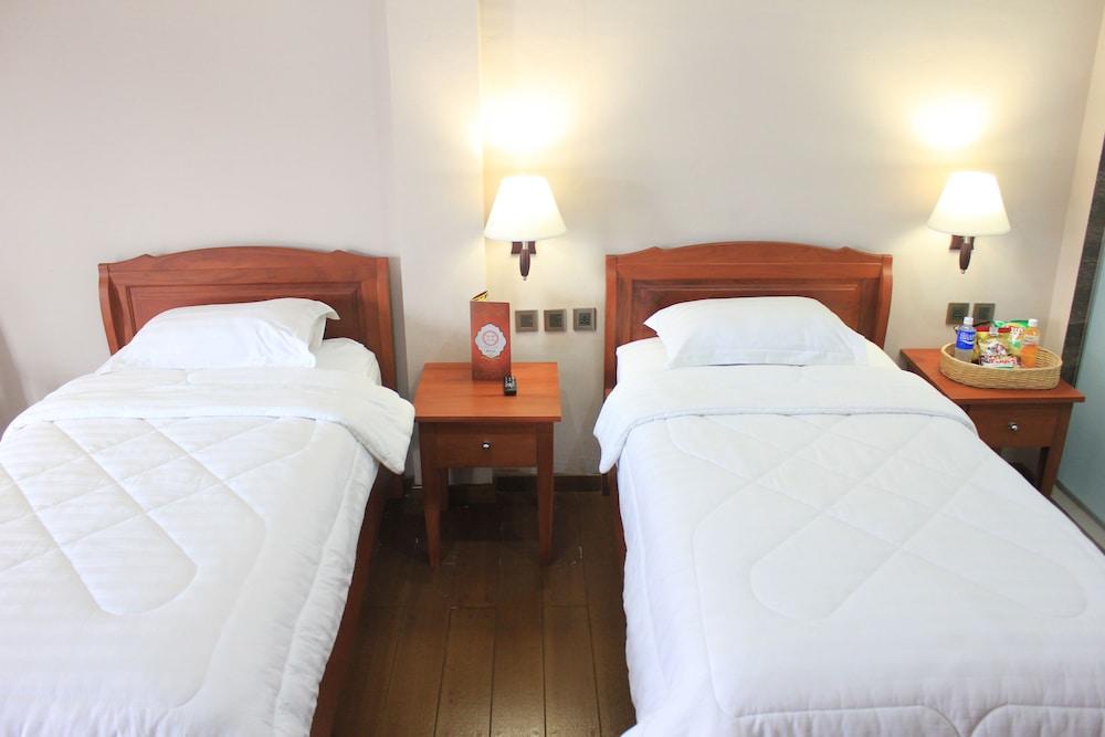 Thong'S Inn Hotel Kualanamu Medan Exteriör bild