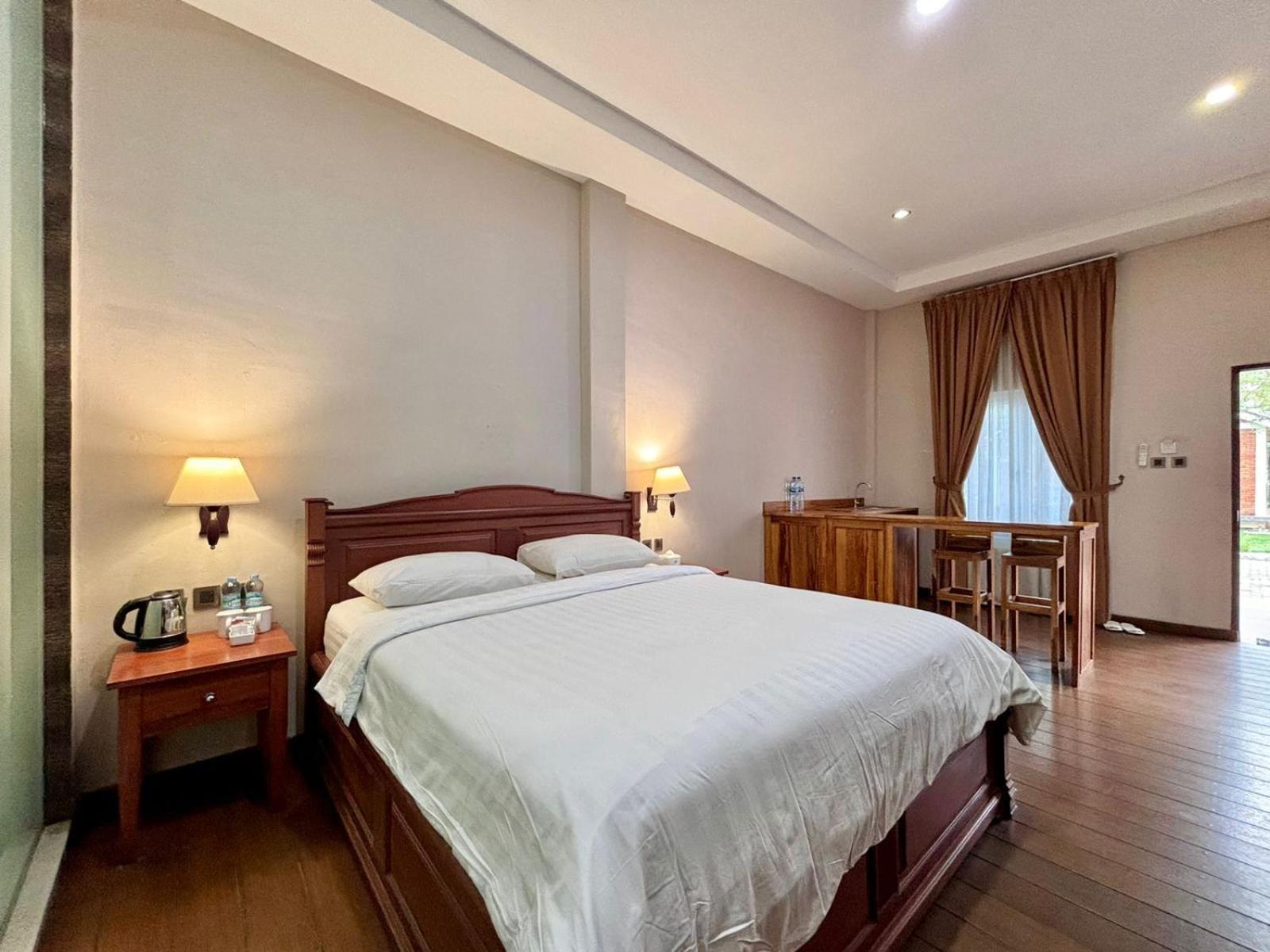 Thong'S Inn Hotel Kualanamu Medan Exteriör bild