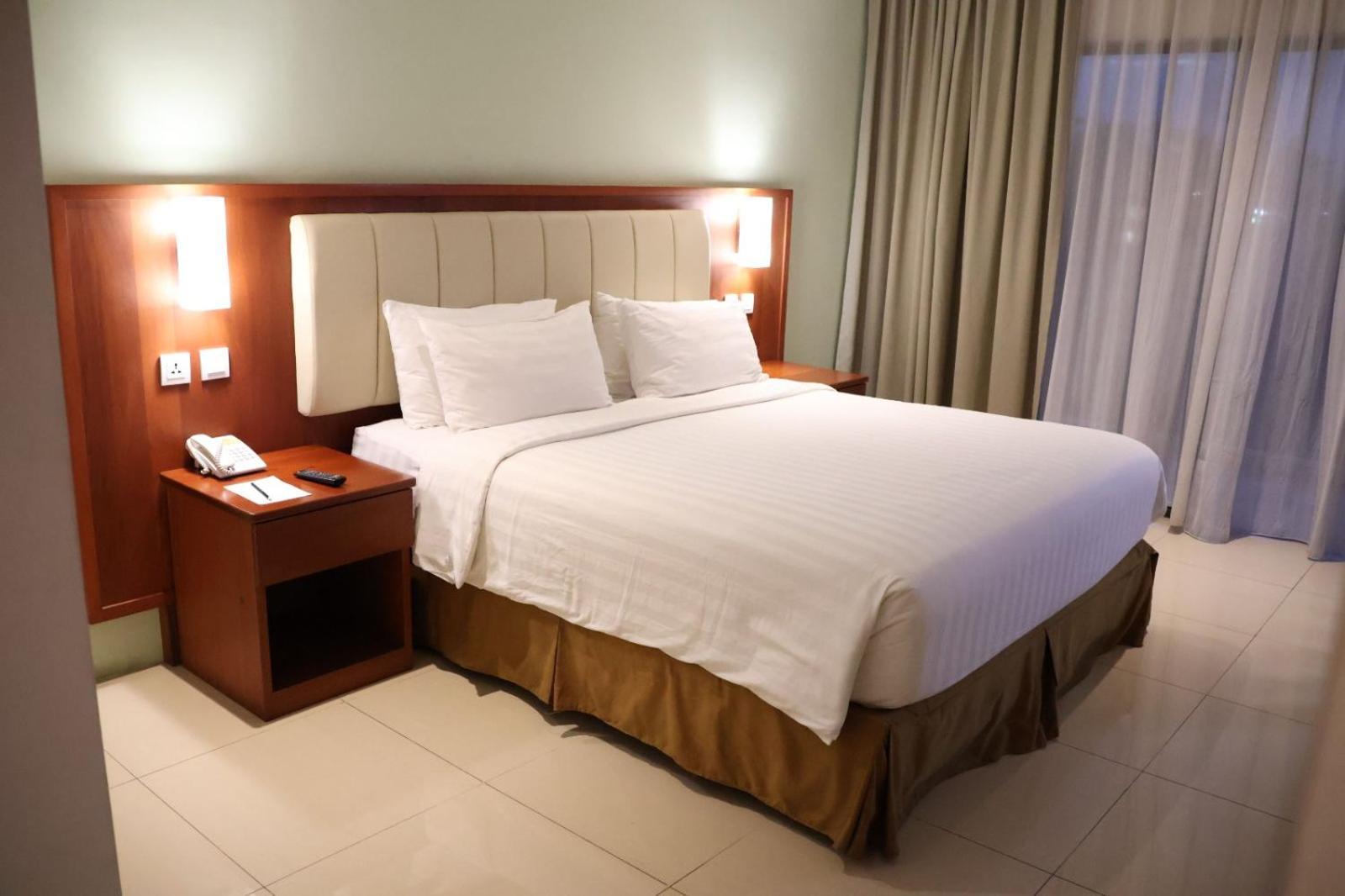 Thong'S Inn Hotel Kualanamu Medan Exteriör bild