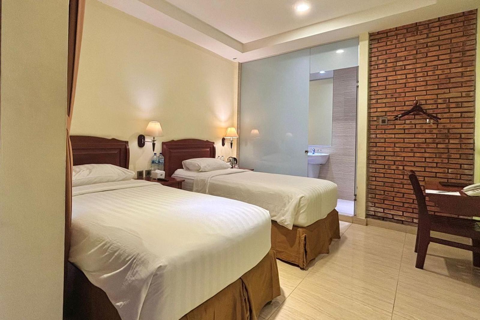Thong'S Inn Hotel Kualanamu Medan Exteriör bild