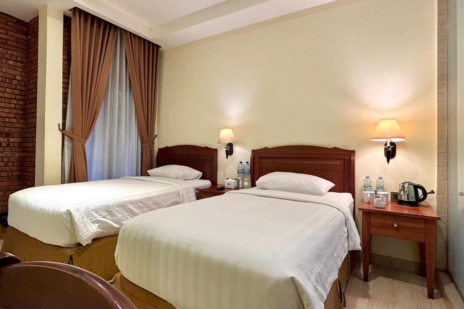Thong'S Inn Hotel Kualanamu Medan Exteriör bild